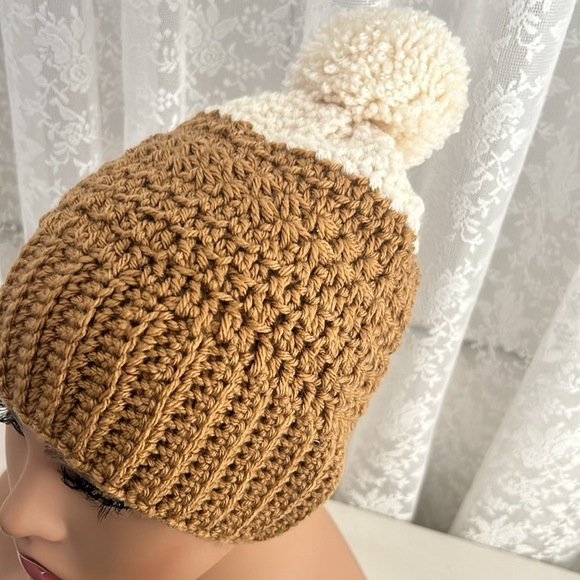 Hand made crochet hat with pompom - Picture 2 of 6